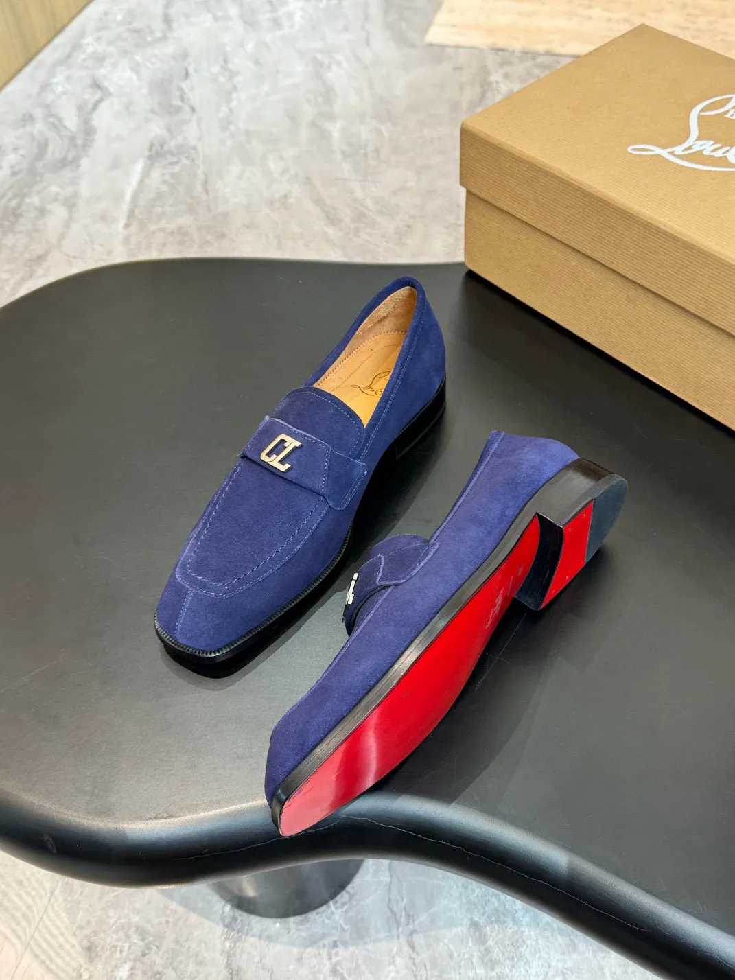💰960 Christia*.Loubouti*🆑High-end men’s business formal leather shoes｜Classic red-soled shoes｜Original imported first-layer cowhide｜Iconic rivet decoration｜Water-dyed cowhide lining｜Italian imported red cowhide outsole｜High-end luxury｜Perfect interpretation of fashion, sunshine, style, suitable for various occasions Size: 39-44 (customized at 38.45.46)✅